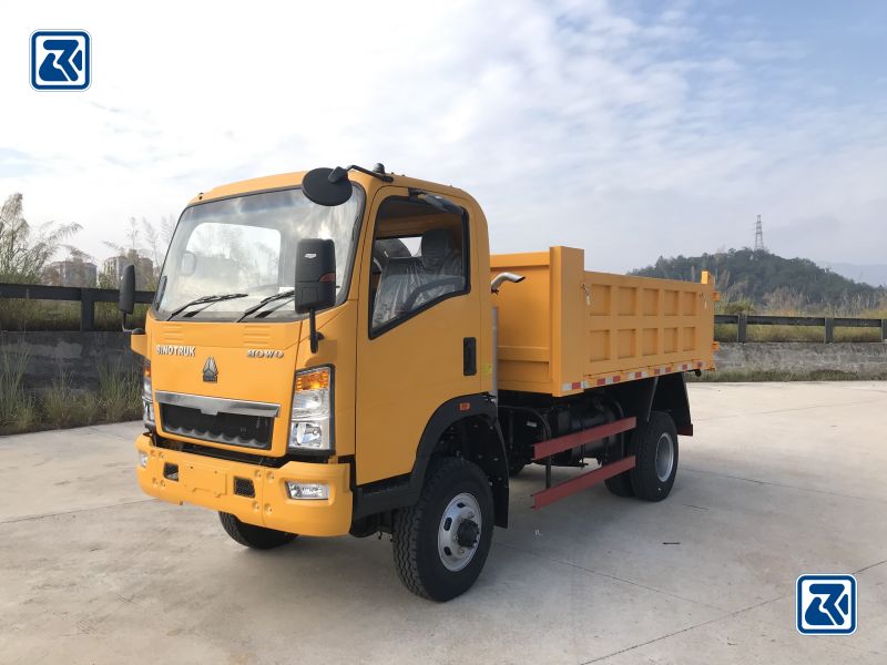 Vue latérale d'un camion à benne basculante HOWO 4X4 - profil latéral du véhicule, pneus et poste de pilotage en évidence