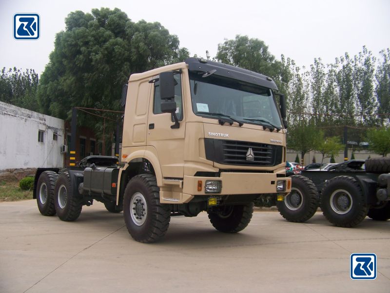 Vue de face d'un camion-tracteur HOWO 6x6 de Sinotruck, avec la cabine et l'ensemble de roues à usage intensif en exposition.
