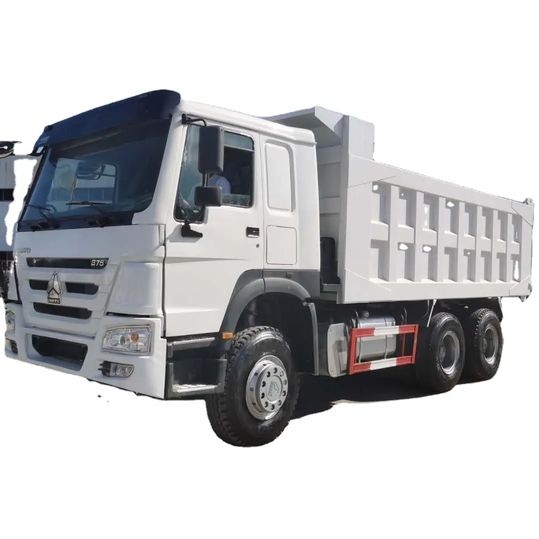 Vue arrière d'un camion à benne basculante HOWO, mettant en évidence sa boîte de chargement spacieuse et son système de levage