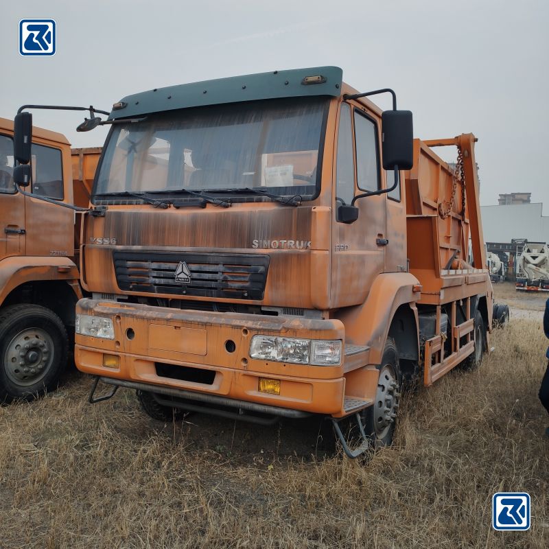 Vue avant du camion à ordures HOWO 4X2 Heavy Duty avec le logo SINOTRUK et les machines hydrauliques.