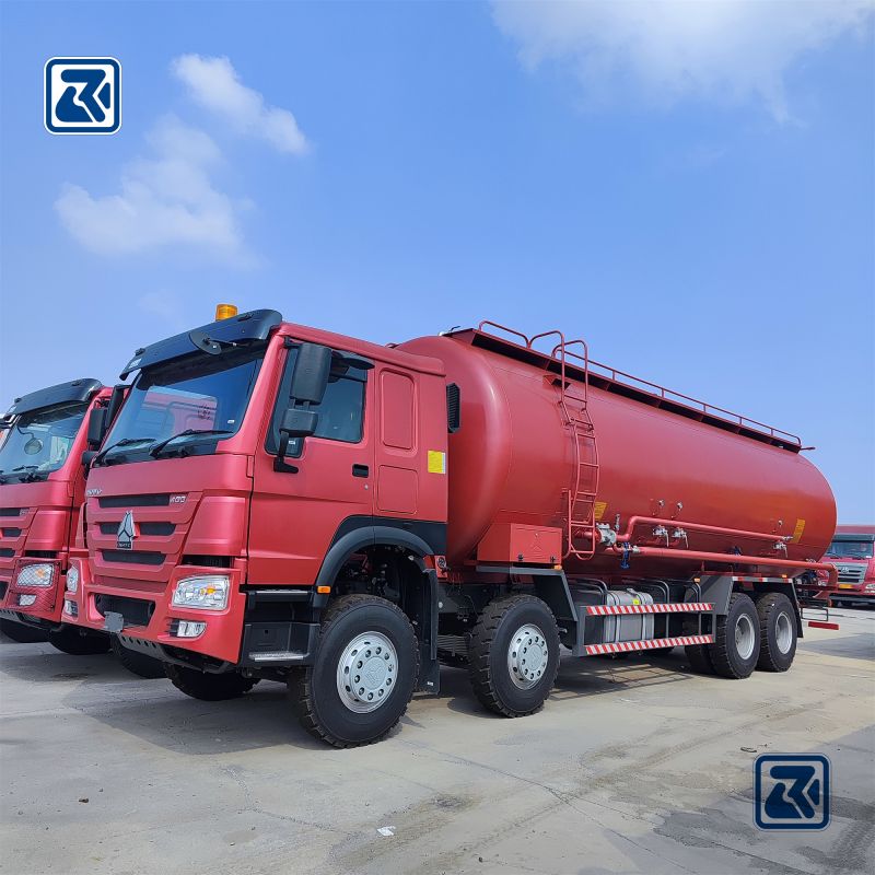 Vue latérale du camion de ciment en vrac HOWO 8X4 montrant la citerne et la cabine du camion