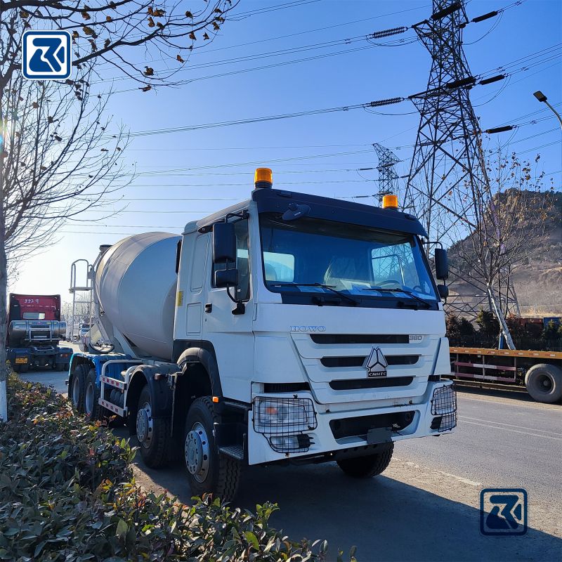 Véhicule de transport de ciment SINOTRUK avec tonneau de mélange