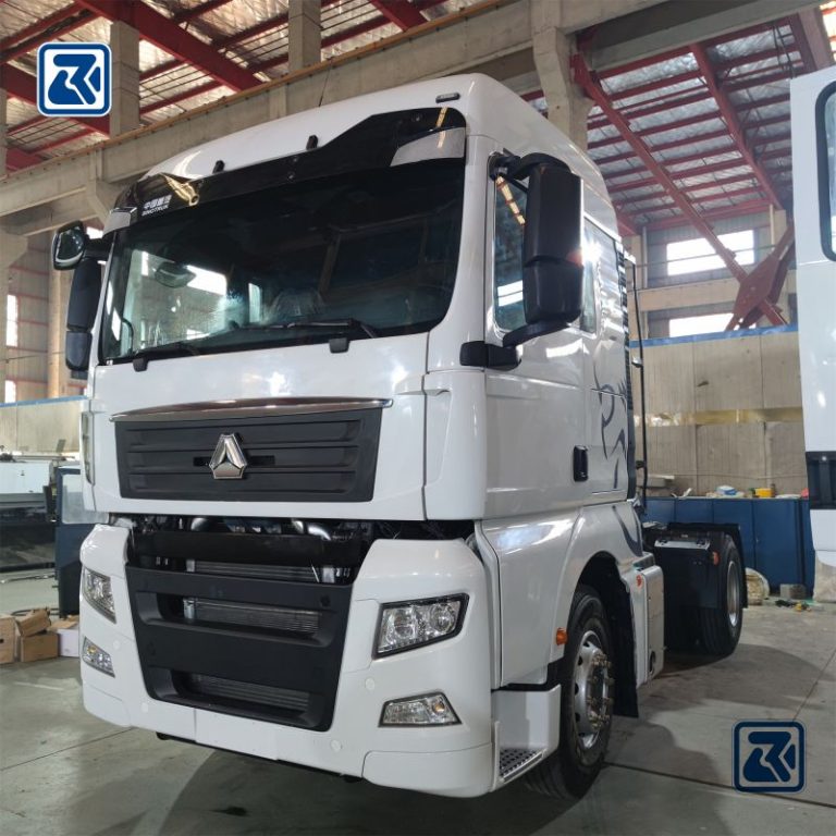 Vue frontale d'un camion tracteur SITRAK 4X2 dans une chaîne de montage, mettant en évidence le design moderne de la cabine.