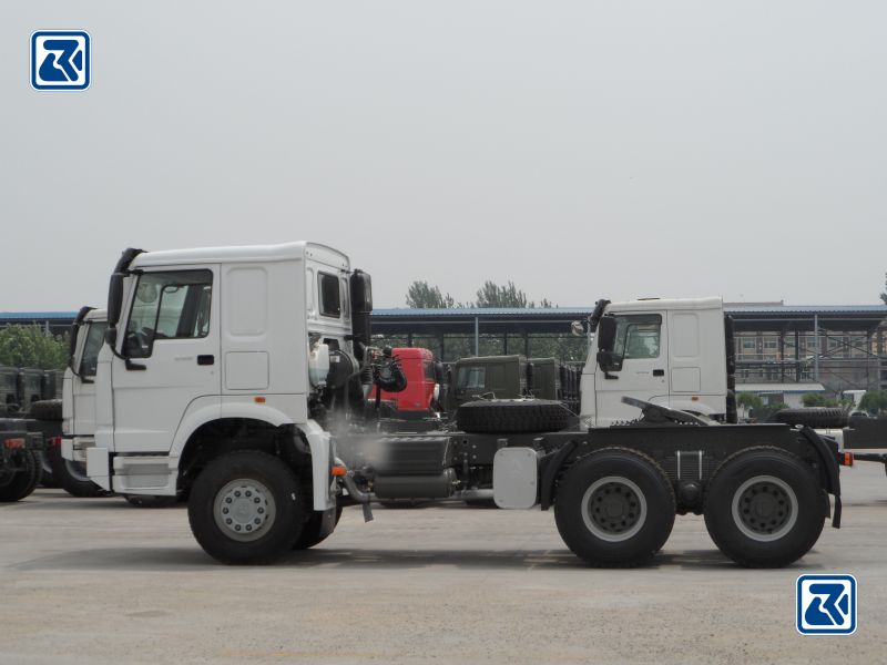 Tracteur HOWO Sinotruck blanc, configuration du moteur et de l'essieu arrière double