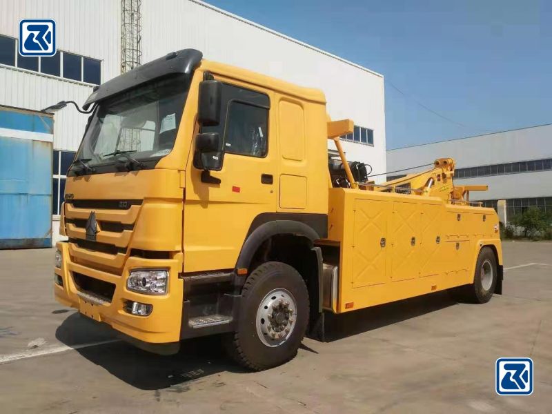 Vue avant du camion épave HOWO 4X2 à usage intensif avec son unité de remorquage et ses pneus à usage intensif.