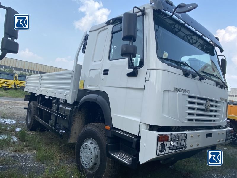 Gros plan de la cabine et du châssis avant d'un camion cargo HOWO 4x4 sur un plateau d'expédition