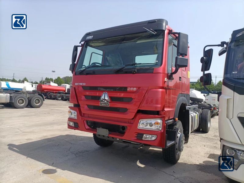 Camion rouge HOWO 4x2 Cargo Heavy Duty Truck vue de face en angle avec une bonne visibilité de la cabine et du châssis.