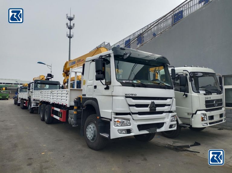 Conduite d'un camion-grue HOWO