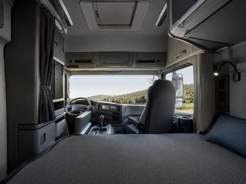 Intérieur d’une cabine de couchette Shacman X3000 configurée pour un confort de conduite longue distance à long kilométrage élevé